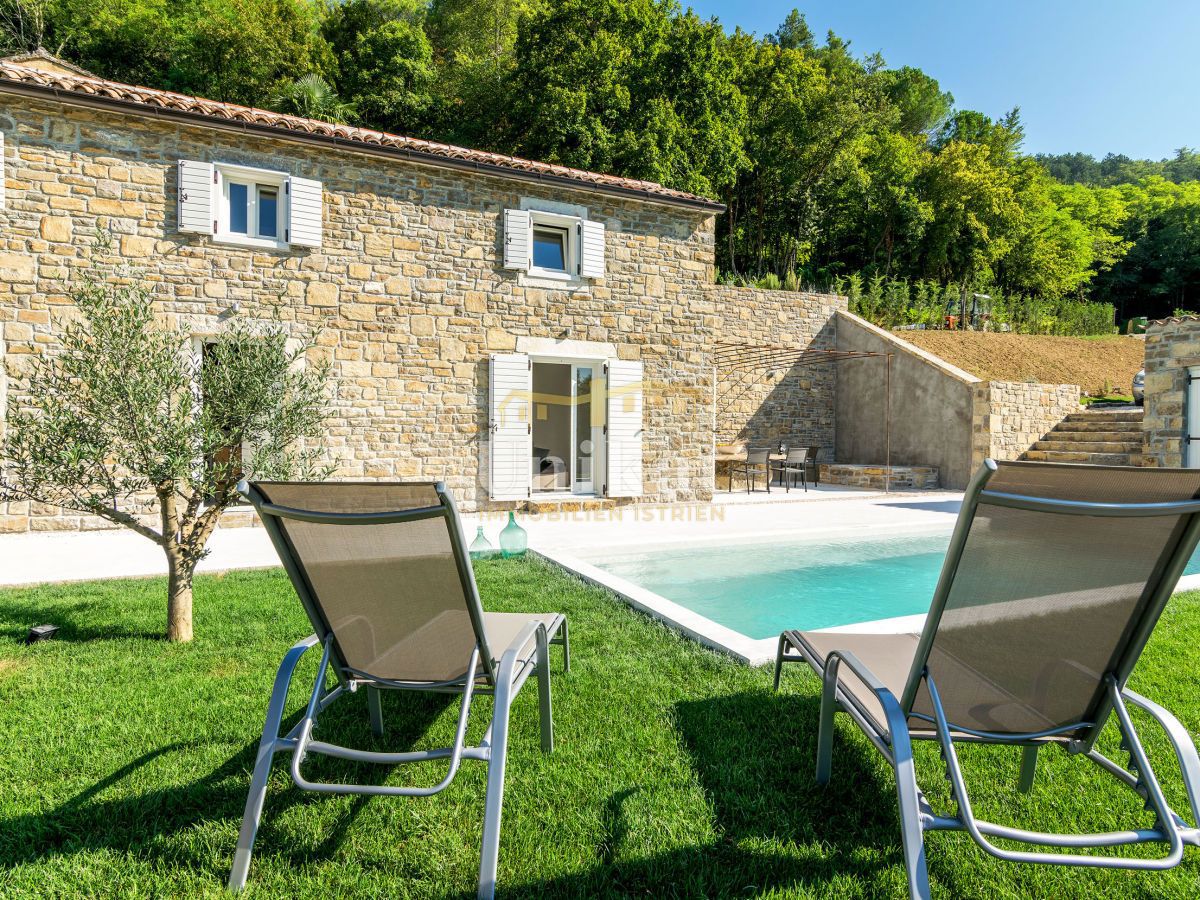 Kamena hiša z razgledom na naravo